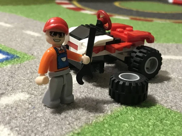 おもちゃのタイヤ修理機は車輪を修理する — ストック写真