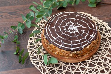 Ahşap masada Kek Esterhazy