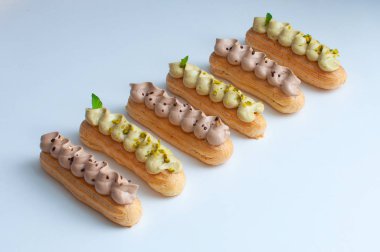 Beyaz arka planda Tatlı Eclairs