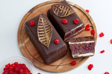 Masanın üzerine tatlı çikolatalı kek