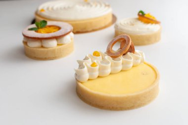 Beyaz arka planda Limonlu Pasta