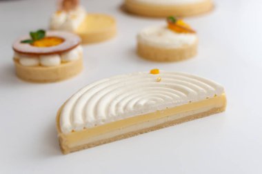 Beyaz arka planda Limon Tarts