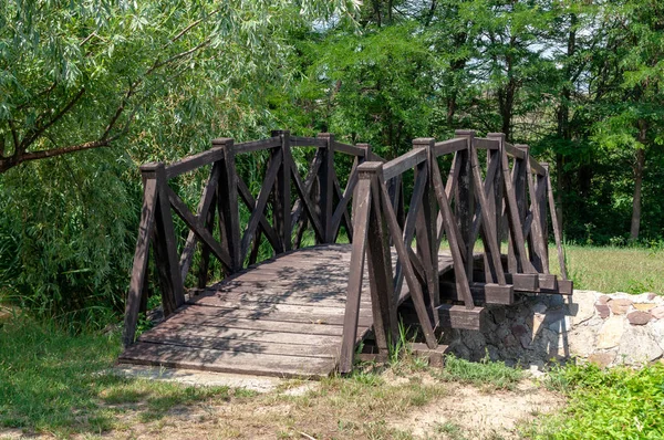 Ormanda ahşap köprü