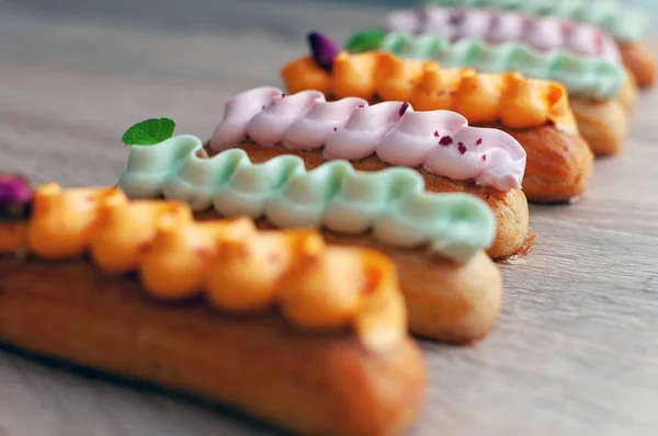 Farklı renklerde el yapımı Eclairs