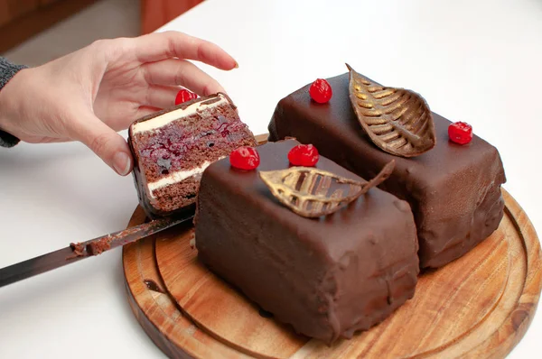 Büyük çikolatalı kek parçası