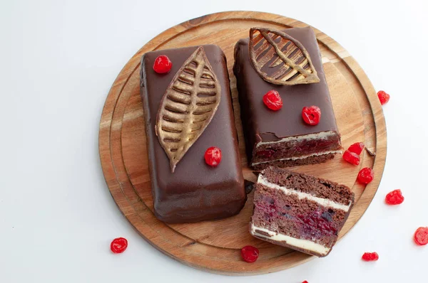 Masadaki çikolatalı pasta.