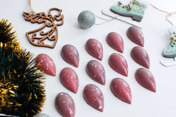 Beyaz arka planda Noel çikolata bonbon