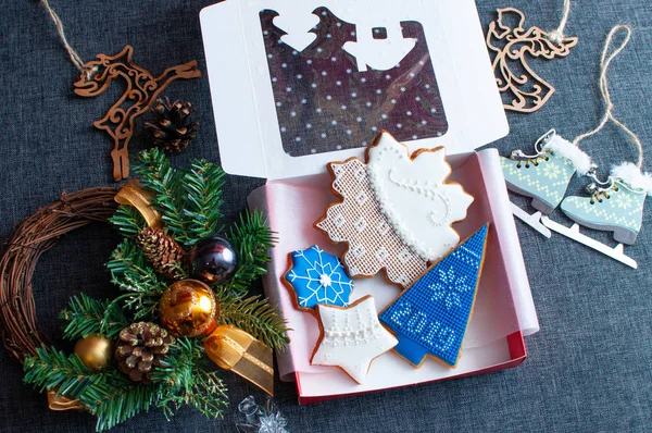箱の中の甘いクリスマスジンジャーブレッド — ストック写真