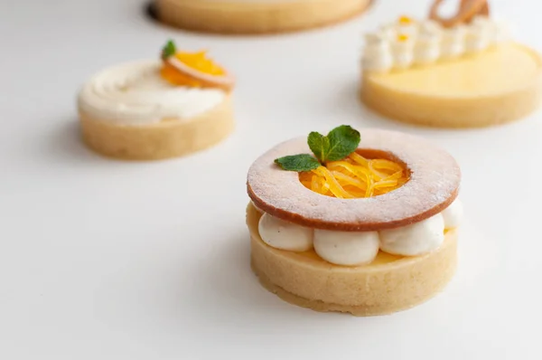 Beyaz arka planda Limonlu Mini Cheesecake