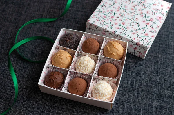 Çikolata truffles ile Kutu
