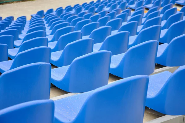 Mavi boş stadyum koltukları
