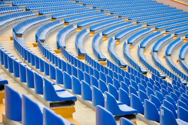 Mavi boş stadyum koltukları