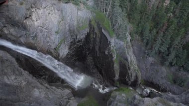 Bear Creek Falls yakınındaki milyon doları otoyol aşağı bakıyor