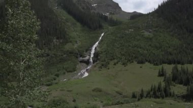 Alp döngü Colorado Uncompahgre Nehri arkadaki Abrams Dağları ile mühendis geçiş parçası