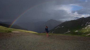 Mutlu traveler kız elleri gösterir rainbow Colorado dağların yükseltir