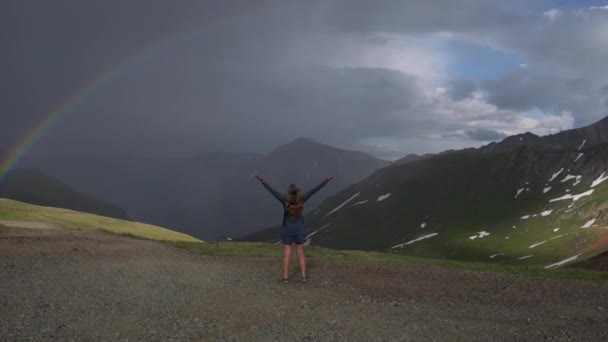 Menina Viajante Feliz Levanta Mãos Mostra Arco Íris Colorado Mountains — Vídeo de Stock