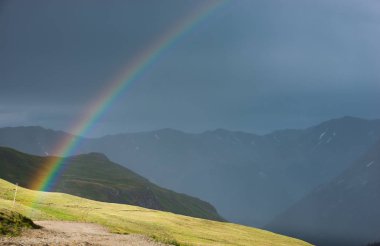 Güzel renkli gökkuşağı Colorado dağların üzerinden