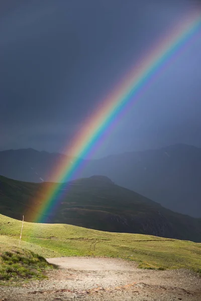 Güzel Renkli Gökkuşağı Colorado Dağların Üzerinden — Stok fotoğraf