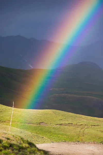 Güzel Renkli Gökkuşağı Colorado Dağların Üzerinden — Stok fotoğraf