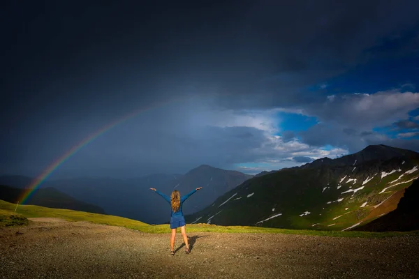 Cinnamon Pass Happy Traveler Girl Raises Her Hands Shows Rainbow — Stock Photo, Image