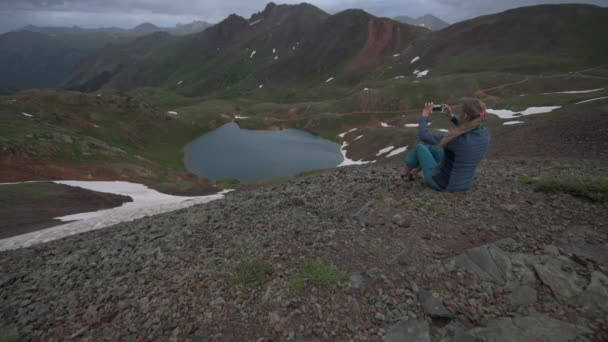 Tourist Bewundert Blick Vom Hurrikan Pass Auf Den Comer See — Stockvideo