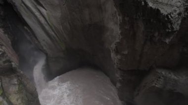 Ouray kutusu Kanyon şelale alttan görünüm