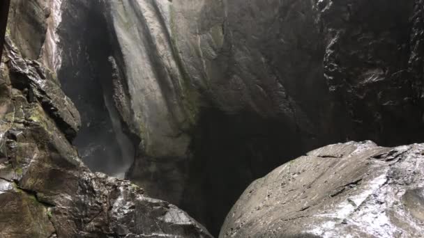 Ouray Box Canyon lumière du soleil cascade brillant sur les murs de quartzite  