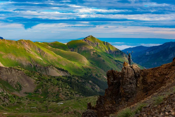 Mladá Žena Batohem Vítězství Představují Vzpažením Paží Nad Mountain Colorado — Stock fotografie