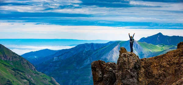 Young Woman Backpacker Victory Pose Raised Arms Top Mountain Colorado — Stock Photo, Image