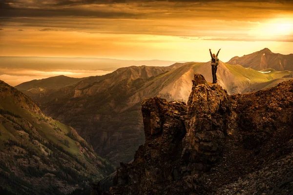 Perempuan Muda Backpacker Pose Kemenangan Dengan Mengangkat Tangan Atas Gunung — Stok Foto