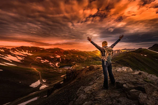 Young Woman Backpacker Victory Pose Raised Arms Top Mountain Colorado — Stock Photo, Image