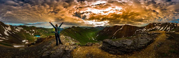 Молодая Женщина Турист Позе Победы Поднятыми Руками Вершине Горы Колорадо — стоковое фото