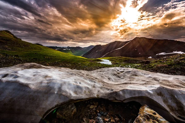 California Pass Güneş Parlıyor Kar Colorado Dağlar Bir Yığın Üzerinde — Stok fotoğraf