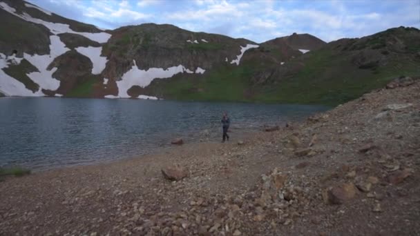 Backpacker Girl Marche Près Lac Côme Colorado Usa — Video