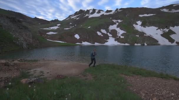 Backpacker Girl Passeggiate Vicino Lago Como Colorado Usa — Video Stock