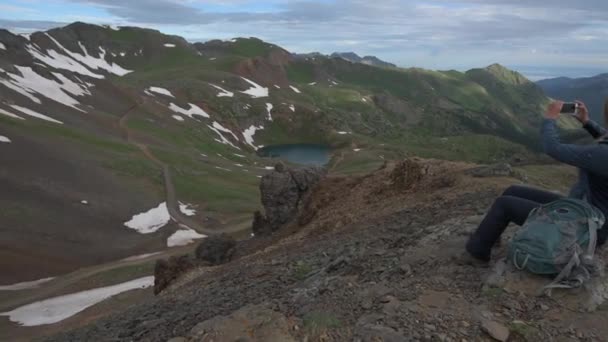 Турист Фотографируется Смартфоном Lake Como California Pass San Juan Mountains — стоковое видео