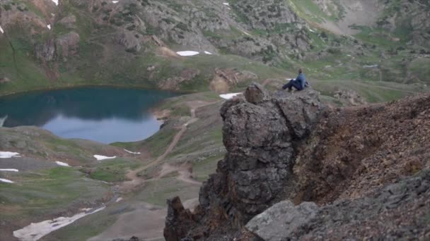 Turist Beundrar Utsikten Från Kalifornien Pass Mot Comosjön Och Poughkeepsie — Stockvideo