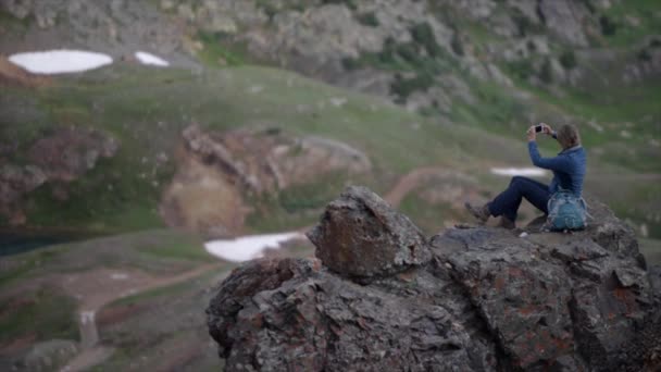 Tourist Prend Des Photos Avec Smartphone Lake Como California Pass — Video