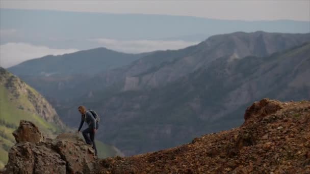 Ragazza Escursionista Passeggiate Lungo Ripida Cresta Montagna San Juan Mountains — Video Stock