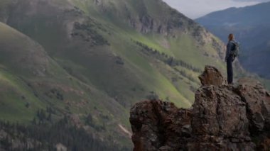 Turist California Pass Como Gölü ve Poughkeepsie Gulch doğru görünümünden hayran 