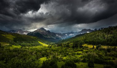 Panoramik Mt. Sneffels ve Dallas Creek akaçlama alanı yakınındaki Ridgway Colorado Darm dramatik fırtınalı bulutlar dağların üzerinden 