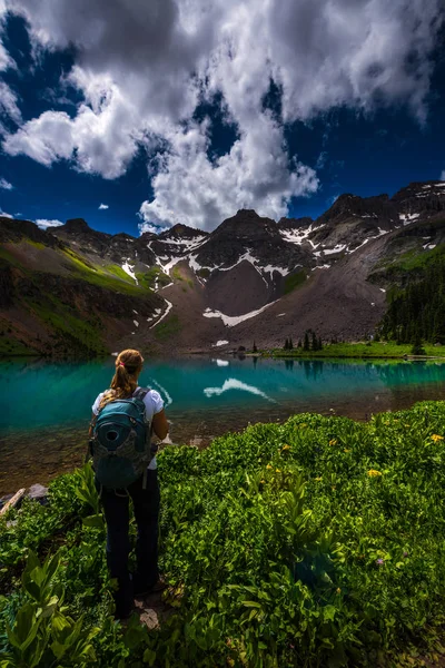 Backpacker Girl Looks Lower Blue Lake Ridgway Colorado — Stock Photo, Image