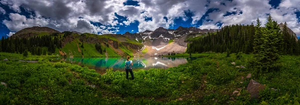 Backpacker Ragazza Guarda Lower Blue Lake Ridgway Colorado — Foto Stock