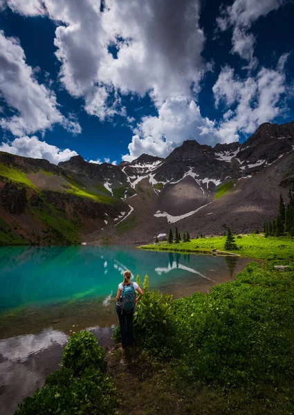 Backpacker Girl Olha Para Lower Blue Lake Ridgway Colorado — Fotografia de Stock