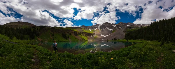 Backpacker Girl Regarde Lower Blue Lake Ridgway Colorado — Photo