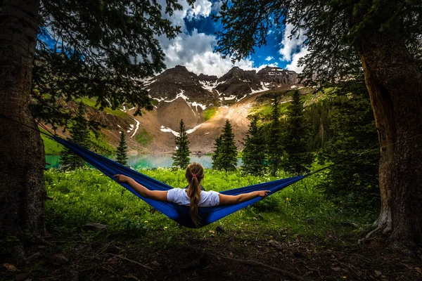 女孩休息在一个吊床附近的蓝色湖李奇微科罗拉多州美国 — 图库照片