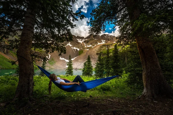 Menina Descansa Uma Rede Perto Lower Blue Lake Ridgway Colorado — Fotografia de Stock