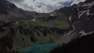 Mavi göl kenarında Ridgway Colorado Gilpin en yüksek dağ Sneffels, Dallas tepe ile havadan görünümü içinde belgili tanımlık geçmiş ABD manzara