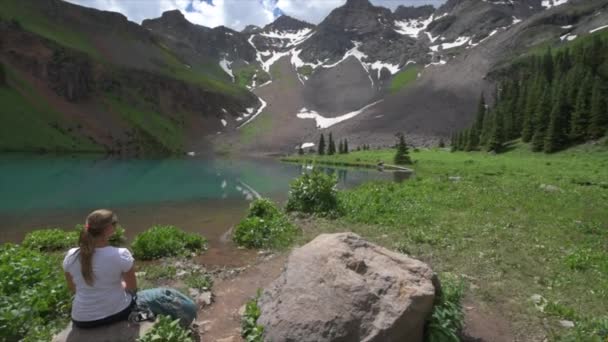 Caminhante Olha Para Blue Lake Ridgway Colorado — Vídeo de Stock