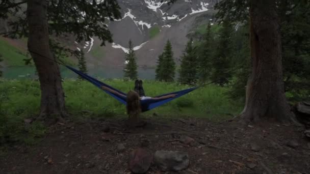 Fille Repose Sur Hamac Regarde Dallas Peak Près Lower Blue — Video